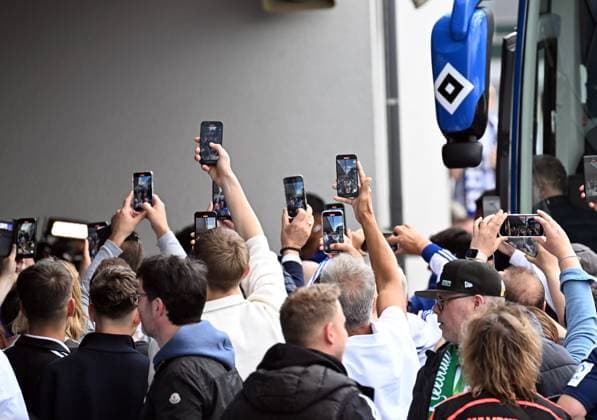 18.05.2025, xjhx, Fussball 2.Bundesliga, Spvgg Greuther Fuerth - Hamburger SV v.l. Handys filmen die ankunft der HSV Spieler (DFL DFB REGULATIONS PROHIBIT ANY USE OF PHOTOGRAPHS as IMAGE SEQUENCES and or QUASI-VIDEO) Fuerth