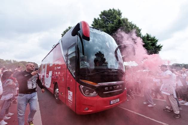 2.? ?Fußball Bundesliga, 1. FC Köln - 1. FC Kaiserslautern, 18.05.2025 Busankunft 1. FC Köln vor dem Stadion Rauchfackel rot 2. Fußball Bundesliga, 1. FC Köln - 1. FC Kaiserslautern, Köln, RheinEnergiestadion am 18.05.2025 DFL REGULATIONS PROHIBIT ANY USE OF PHOTOGRAPHS AS IMAGE SEQUENCES AND OR QUASI-VIDEO. Copyright: xBEAUTIFULxSPORTS Wunderlx