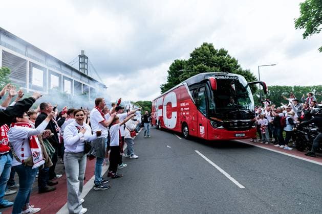 2.? ?Fußball Bundesliga, 1. FC Köln - 1. FC Kaiserslautern, 18.05.2025 Busankunft 1. FC Köln vor dem Stadion 2. Fußball Bundesliga, 1. FC Köln - 1. FC Kaiserslautern, Köln, RheinEnergiestadion am 18.05.2025 DFL REGULATIONS PROHIBIT ANY USE OF PHOTOGRAPHS AS IMAGE SEQUENCES AND OR QUASI-VIDEO. Copyright: xBEAUTIFULxSPORTS Wunderlx