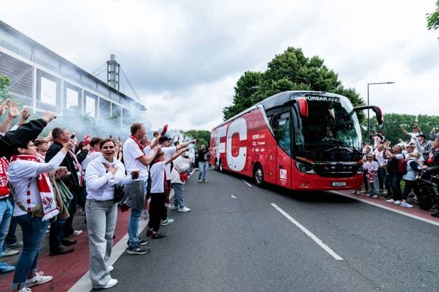 2.? ?Fußball Bundesliga, 1. FC Köln - 1. FC Kaiserslautern, 18.05.2025 Busankunft 1. FC Köln vor dem Stadion 2. Fußball Bundesliga, 1. FC Köln - 1. FC Kaiserslautern, Köln, RheinEnergiestadion am 18.05.2025 DFL REGULATIONS PROHIBIT ANY USE OF PHOTOGRAPHS AS IMAGE SEQUENCES AND OR QUASI-VIDEO. Copyright: xBEAUTIFULxSPORTS Wunderlx