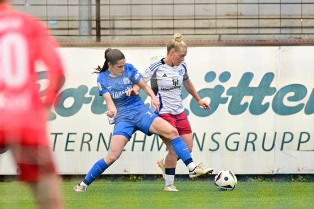 Fußball I Frauen I Saison 2024-2025 I 2. Bundesliga I 26. Spieltag I SV Meppen - Hamburger SV I 18.05.2025 Marie Bleil (7, SV Meppen 1912 e.V.) Sarah-Vanessa Stöckmann (22, Hamburger SV) Meppen Hänsch-Arena Niedersachsen Deutschland Copyright: xLobeca FelixxSchlikisx
