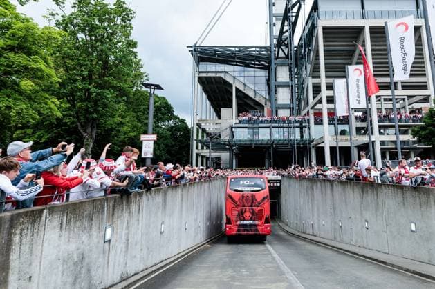 2.? ?Fußball Bundesliga, 1. FC Köln - 1. FC Kaiserslautern, 18.05.2025 Busankunft 1. FC Köln vor dem Stadion 2. Fußball Bundesliga, 1. FC Köln - 1. FC Kaiserslautern, Köln, RheinEnergiestadion am 18.05.2025 DFL REGULATIONS PROHIBIT ANY USE OF PHOTOGRAPHS AS IMAGE SEQUENCES AND OR QUASI-VIDEO. Copyright: xBEAUTIFULxSPORTS Wunderlx