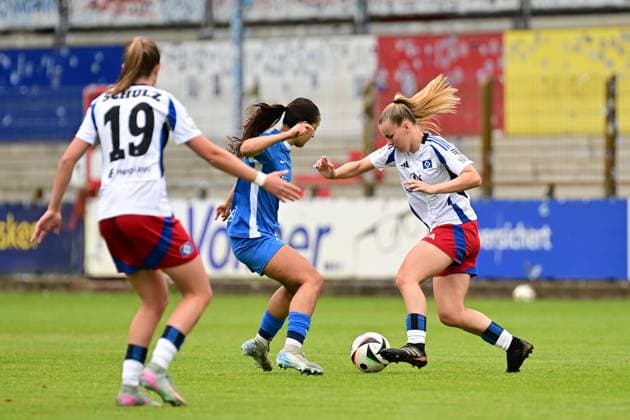 Fußball I Frauen I Saison 2024-2025 I 2. Bundesliga I 26. Spieltag I SV Meppen - Hamburger SV I 18.05.2025 Victoria Schulz (19, Hamburger SV) Marie Bleil (7, SV Meppen 1912 e.V.) Svea Stoldt (8, Hamburger SV) Meppen Hänsch-Arena Niedersachsen Deutschland Copyright: xLobeca FelixxSchlikisx