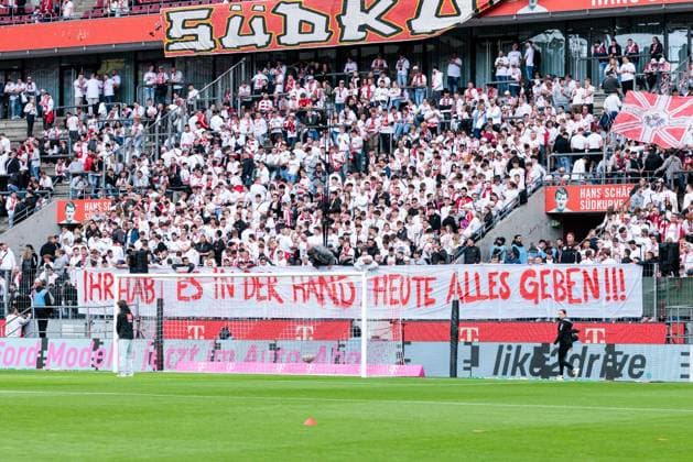 Sport Bilder des Tages 2.? ?Fußball Bundesliga, 1. FC Köln - 1. FC Kaiserslautern, 18.05.2025 Banner Südkurve 1. FC Köln Ihr habt es in der Hand! Heute alles geben!!! 2. Fußball Bundesliga, 1. FC Köln - 1. FC Kaiserslautern, Köln, RheinEnergiestadion am 18.05.2025 DFL REGULATIONS PROHIBIT ANY USE OF PHOTOGRAPHS AS IMAGE SEQUENCES AND OR QUASI-VIDEO. Copyright: xBEAUTIFULxSPORTS Wunderlx