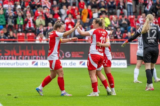 Fußball, Frauen, Saison 2024 2025, 2. Frauen-Bundesliga (26. Spieltag), 1. FC Union Berlin - FSV Gütersloh, v. l. Lisa Heiseler (1. FC Union), Dina Orschmann (1. FC Union), Korina Janez (1. FC Union), Jubel nach Tor zum 3:0, 18.05. 2025, Copyright: xMatthiasxKochx