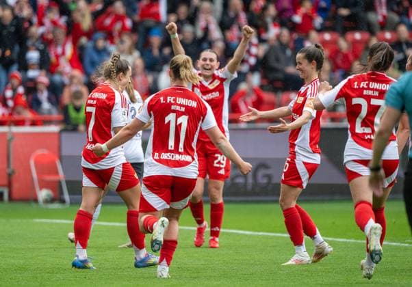 Fußball, Frauen, Saison 2024 2025, 2. Frauen-Bundesliga (26. Spieltag), 1. FC Union Berlin - FSV Gütersloh, v. l. Lisa Heiseler (1. FC Union), Dina Orschmann (1. FC Union), Antonia Halverkamps (1. FC Union), Celine Frank (1. FC Union), Korina Janez (1. FC Union), Jubel nach Tor zum 2:0, 18.05. 2025, Copyright: xMatthiasxKochx
