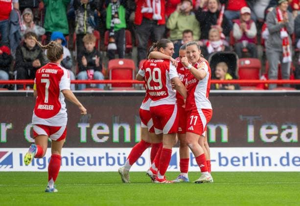 Fußball, Frauen, Saison 2024 2025, 2. Frauen-Bundesliga (26. Spieltag), 1. FC Union Berlin - FSV Gütersloh, v. l. Lisa Heiseler (1. FC Union), Korina Janez (1. FC Union), Antonia Halverkamps (1. FC Union), Athanasia Moraitou (1. FC Union), Dina Orschmann (1. FC Union), Jubel nach Tor zum 1:0, 18.05. 2025, Copyright: xMatthiasxKochx
