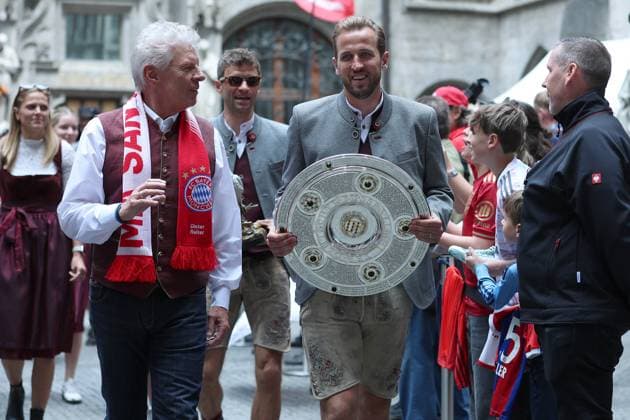 Sport Bilder des Tages Meisterfeier FC Bayern München am 18.05.2025 auf dem Rathausbalkon am Marienplatz in München Dieter Reiter ( Oberbürgermeister München ), links - Harry Kane ( München ), rechts - mit der Meisterschale