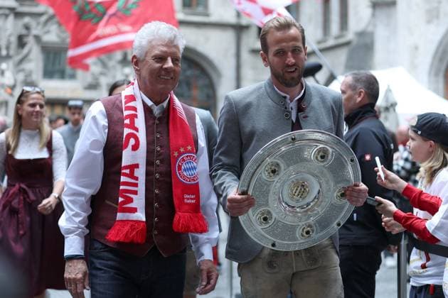 Meisterfeier FC Bayern München am 18.05.2025 auf dem Rathausbalkon am Marienplatz in München Dieter Reiter ( Oberbürgermeister München ), links - Harry Kane ( München ), rechts - mit der Meisterschale