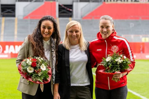 Verabschiedung vor dem Spiel, v.l. Ebru Uzungueney (1. FSV Mainz 05, 28), Nadine Kress (1. FSV Mainz 05, sportliche Leiterin), Anna Friedrichowitz (1. FSV Mainz 05, 19), GER, 1. FSV Mainz 05 vs. 1. FC Saarbruecken, Frauen-Regionalliga Suedwest, 21. Spieltag, Saison 2024 2025, 18.05.2025, DFB DFL REGULATIONS PROHIBIT ANY USE OF PHOTOGRAPHS AS IMAGE SEQUENCES AND OR QUASI-VIDEO, GER, 1. FSV Mainz 05 vs. 1. FC Saarbruecken, Frauen-Regionalliga Suedwest, 21. Spieltag, Saison 2024 2025, 18.05.2025, Mainz Copyright: xEibner-Pressefoto Jan-NiclasxGrox EP_JGG