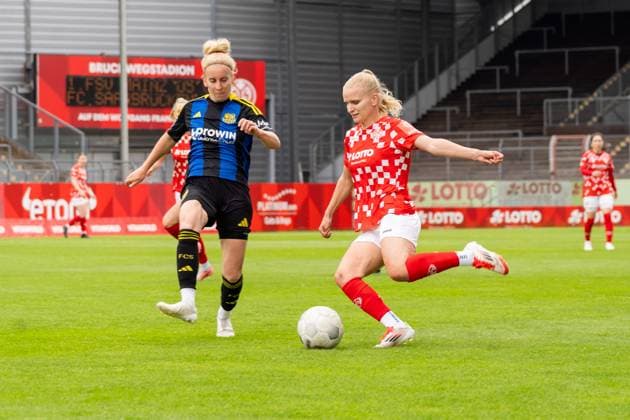Spielszene, Zweikampf, v.l. Larissa Theil (1. FC Saarbruecken, 10), Melina Mehler (1. FSV Mainz 05, 16), GER, 1. FSV Mainz 05 vs. 1. FC Saarbruecken, Frauen-Regionalliga Suedwest, 21. Spieltag, Saison 2024 2025, 18.05.2025, DFB DFL REGULATIONS PROHIBIT ANY USE OF PHOTOGRAPHS AS IMAGE SEQUENCES AND OR QUASI-VIDEO, GER, 1. FSV Mainz 05 vs. 1. FC Saarbruecken, Frauen-Regionalliga Suedwest, 21. Spieltag, Saison 2024 2025, 18.05.2025, Mainz Copyright: xEibner-Pressefoto Jan-NiclasxGrox EP_JGG