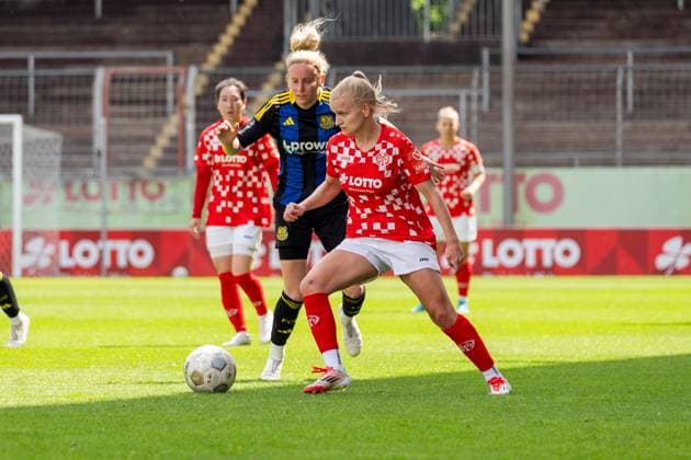 Spielszene, Zweikampf, v.l. Larissa Theil (1. FC Saarbruecken, 10), Melina Mehler (1. FSV Mainz 05, 16), GER, 1. FSV Mainz 05 vs. 1. FC Saarbruecken, Frauen-Regionalliga Suedwest, 21. Spieltag, Saison 2024 2025, 18.05.2025, DFB DFL REGULATIONS PROHIBIT ANY USE OF PHOTOGRAPHS AS IMAGE SEQUENCES AND OR QUASI-VIDEO, GER, 1. FSV Mainz 05 vs. 1. FC Saarbruecken, Frauen-Regionalliga Suedwest, 21. Spieltag, Saison 2024 2025, 18.05.2025, Mainz Copyright: xEibner-Pressefoto Jan-NiclasxGrox EP_JGG