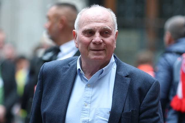 Meisterfeier FC Bayern München am 18.05.2025 auf dem Rathausbalkon am Marienplatz in München Uli Hoeneß ( Ehrenpräsident München )