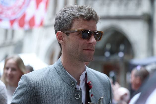 Meisterfeier FC Bayern München am 18.05.2025 auf dem Rathausbalkon am Marienplatz in München Thomas Müller ( München ) mit Sonnenbrille