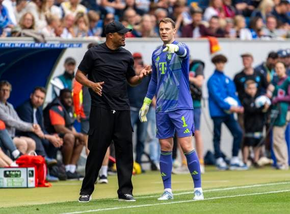 17.05.2025, Fussball 1. Bundesliga 2024 2025, 34. Spieltag, TSG 1899 Hoffenheim - FC Bayern München, In der Pre-Zero-Arena Sinsheim. Trainer Vincent Kompany (FC Bayern München) mit Torwart Manuel Neuer (FC Bayern München) am Spielfeldrand *** 17 05 2025, Soccer 1 Bundesliga 2024 2025, Matchday 34, TSG 1899 Hoffenheim FC Bayern Munich, In the Pre Zero Arena Sinsheim Coach Vincent Kompany FC Bayern Munich with goalkeeper Manuel Neuer FC Bayern Munich on the sidelines