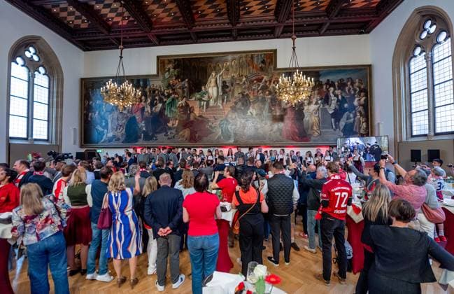 Grosser Empfang fuer die beiden Teams auf der Buehne im Sitzungssaal Empfang und Meisterehrung FC Bayern Muenchen Maenner und Frauen, Fussball, Bundesliga, Saison 2024 2025, 18.05.2025. Empfang und Meisterehrung FC Bayern Muenchen Maenner und Frauen, Fussball, Bundesliga, Saison 2024 2025, 18.05.2025. Muenchen Copyright: xEibner-Pressefoto FranzxFeinerx EP_HFR