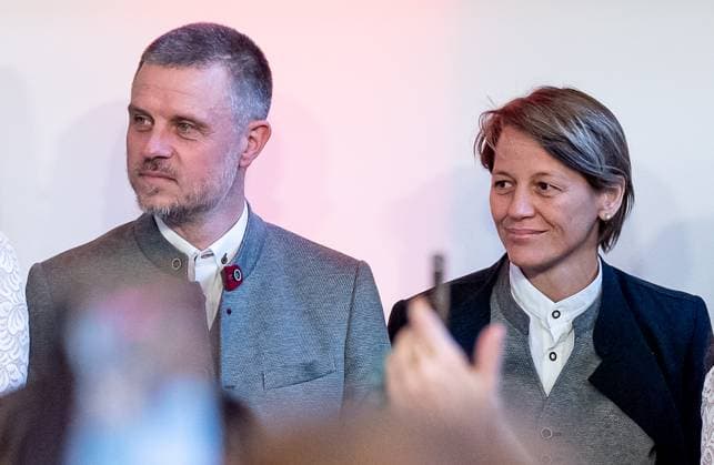 Alexander Straus (Chef-Trainer, FC Bayern Muenchen Frauen) und Bianca Rech (Direktorin, FC Bayern Muenchen Frauen) auf der Buehne im Sitzungssaal Empfang und Meisterehrung FC Bayern Muenchen Maenner und Frauen, Fussball, Bundesliga, Saison 2024 2025, 18.05.2025. Empfang und Meisterehrung FC Bayern Muenchen Maenner und Frauen, Fussball, Bundesliga, Saison 2024 2025, 18.05.2025. Muenchen Copyright: xEibner-Pressefoto FranzxFeinerx EP_HFR