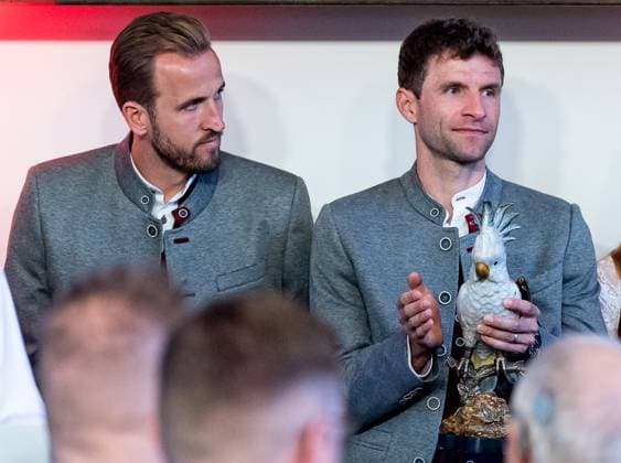 Harry Kane (FC Bayern Muenchen, 9) mit Blick auf den etwas wehmuetig dreinblickenden Thomas Mueller (FC Bayern Muenchen, 25) mit dem bekannten Kakadu auf der Buehne im Sitzungssaal Empfang und Meisterehrung FC Bayern Muenchen Maenner und Frauen, Fussball, Bundesliga, Saison 2024 2025, 18.05.2025. Empfang und Meisterehrung FC Bayern Muenchen Maenner und Frauen, Fussball, Bundesliga, Saison 2024 2025, 18.05.2025. Muenchen Copyright: xEibner-Pressefoto FranzxFeinerx EP_HFR