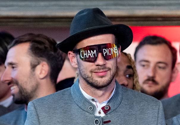 Leon Goretzka (FC Bayern Muenchen, 8) mit passender Brille auf der Buehne im Sitzungssaal Empfang und Meisterehrung FC Bayern Muenchen Maenner und Frauen, Fussball, Bundesliga, Saison 2024 2025, 18.05.2025. Empfang und Meisterehrung FC Bayern Muenchen Maenner und Frauen, Fussball, Bundesliga, Saison 2024 2025, 18.05.2025. Muenchen Copyright: xEibner-Pressefoto FranzxFeinerx EP_HFR