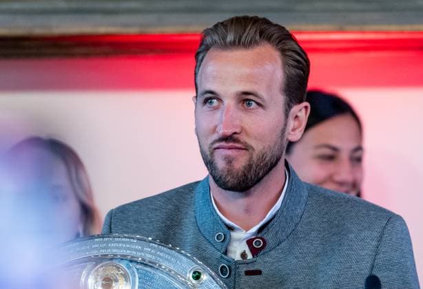 Harry Kane (FC Bayern Muenchen, 9) mit Meisterschale auf der Buehne im Sitzungssaal Empfang und Meisterehrung FC Bayern Muenchen Maenner und Frauen, Fussball, Bundesliga, Saison 2024 2025, 18.05.2025. Empfang und Meisterehrung FC Bayern Muenchen Maenner und Frauen, Fussball, Bundesliga, Saison 2024 2025, 18.05.2025. Muenchen Copyright: xEibner-Pressefoto FranzxFeinerx EP_HFR