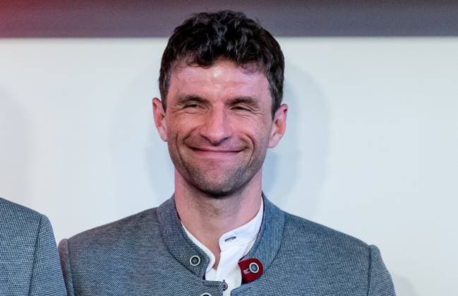 Thomas Mueller (FC Bayern Muenchen, 25) verschmitzt grinsend auf der Buehne im Sitzungssaal Empfang und Meisterehrung FC Bayern Muenchen Maenner und Frauen, Fussball, Bundesliga, Saison 2024 2025, 18.05.2025. Empfang und Meisterehrung FC Bayern Muenchen Maenner und Frauen, Fussball, Bundesliga, Saison 2024 2025, 18.05.2025. Muenchen Copyright: xEibner-Pressefoto FranzxFeinerx EP_HFR