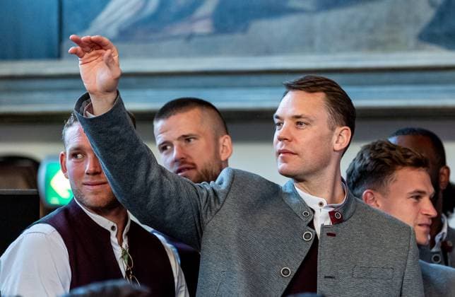 Manuel Neuer (Torwart, FC Bayern Muenchen, 1) winkend auf der Buehne im Sitzungssaal Empfang und Meisterehrung FC Bayern Muenchen Maenner und Frauen, Fussball, Bundesliga, Saison 2024 2025, 18.05.2025. Empfang und Meisterehrung FC Bayern Muenchen Maenner und Frauen, Fussball, Bundesliga, Saison 2024 2025, 18.05.2025. Muenchen Copyright: xEibner-Pressefoto FranzxFeinerx EP_HFR