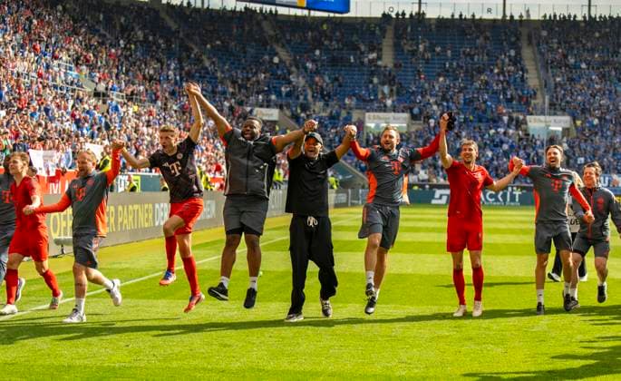 17.05.2025, Fussball 1. Bundesliga 2024 2025, 34. Spieltag, TSG 1899 Hoffenheim - FC Bayern München, In der Pre-Zero-Arena Sinsheim. Schlussjubel der Bayern nach dem Spiel. Joshua Kimmich (FC Bayern München), Thomas Müller (FC Bayern München), Trainer Vincent Kompany (FC Bayern München), Leon Goretzka (FC Bayern München)