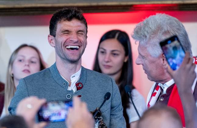 Thomas Mueller (FC Bayern Muenchen, 25) lachend mit Dieter Reiter (Oberbuergermeister der Stadt Muenchen) auf der Buehne im Sitzungssaal Empfang und Meisterehrung FC Bayern Muenchen Maenner und Frauen, Fussball, Bundesliga, Saison 2024 2025, 18.05.2025. Empfang und Meisterehrung FC Bayern Muenchen Maenner und Frauen, Fussball, Bundesliga, Saison 2024 2025, 18.05.2025. Muenchen Copyright: xEibner-Pressefoto FranzxFeinerx EP_HFR
