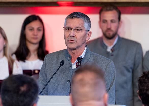 Herbert Hainer (Praesident, FC Bayern Muenchen) bei seiner Rede auf der Buehne im Sitzungssaal Empfang und Meisterehrung FC Bayern Muenchen Maenner und Frauen, Fussball, Bundesliga, Saison 2024 2025, 18.05.2025. Empfang und Meisterehrung FC Bayern Muenchen Maenner und Frauen, Fussball, Bundesliga, Saison 2024 2025, 18.05.2025. Muenchen Copyright: xEibner-Pressefoto FranzxFeinerx EP_HFR