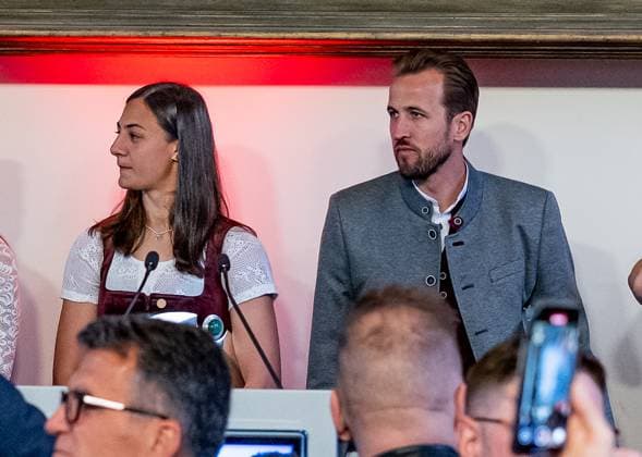 Maria Luisa Mala Grohs (Torfrau, FC Bayern Muenchen Frauen, 1) neben Harry Kane (FC Bayern Muenchen, 9) im Sitzungssaal Empfang und Meisterehrung FC Bayern Muenchen Maenner und Frauen, Fussball, Bundesliga, Saison 2024 2025, 18.05.2025. Empfang und Meisterehrung FC Bayern Muenchen Maenner und Frauen, Fussball, Bundesliga, Saison 2024 2025, 18.05.2025. Muenchen Copyright: xEibner-Pressefoto FranzxFeinerx EP_HFR