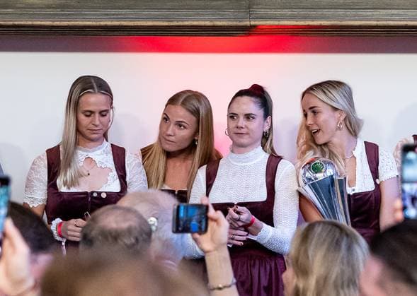 Klara Buehl (FC Bayern Muenchen Frauen, 17), Glodis Perla Viggosdottir (FC Bayern Muenchen Frauen, 4), Sarah Zadrazil (FC Bayern Muenchen Frauen, 25) und Giulia Gwinn (FC Bayern Muenchen Frauen, 7) auf der Buehne im Sitzungssaal Empfang und Meisterehrung FC Bayern Muenchen Maenner und Frauen, Fussball, Bundesliga, Saison 2024 2025, 18.05.2025. Empfang und Meisterehrung FC Bayern Muenchen Maenner und Frauen, Fussball, Bundesliga, Saison 2024 2025, 18.05.2025. Muenchen Copyright: xEibner-Pressefoto FranzxFeinerx EP_HFR