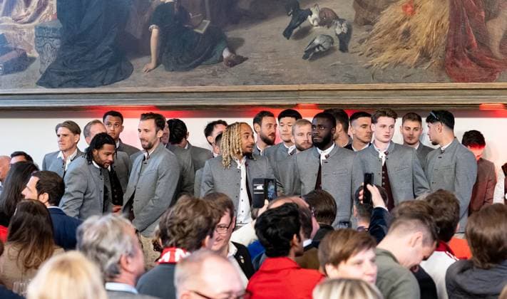 Das Maennerteam um Sacha Boey (FC Bayern Muenchen, 23) und Dayot Upamecano (FC Bayern Muenchen, 2) auf der Buehne im Sitzungssaal Empfang und Meisterehrung FC Bayern Muenchen Maenner und Frauen, Fussball, Bundesliga, Saison 2024 2025, 18.05.2025. Empfang und Meisterehrung FC Bayern Muenchen Maenner und Frauen, Fussball, Bundesliga, Saison 2024 2025, 18.05.2025. Muenchen Copyright: xEibner-Pressefoto FranzxFeinerx EP_HFR