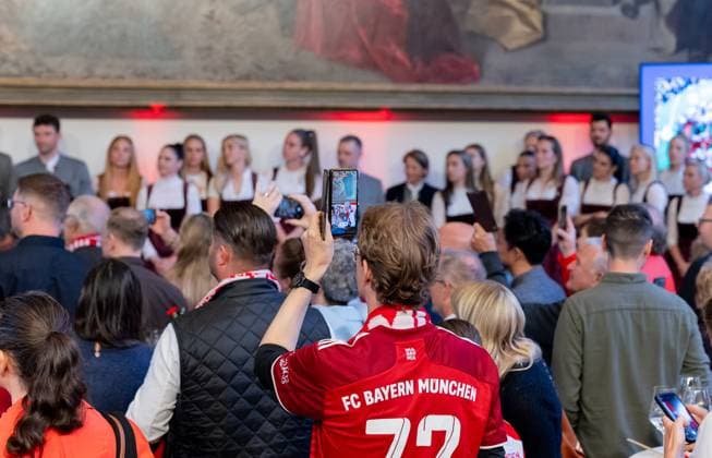 Ein Fan filmt fotografiert die ganze Szenerie auf der Buehne im Sitzungssaal Empfang und Meisterehrung FC Bayern Muenchen Maenner und Frauen, Fussball, Bundesliga, Saison 2024 2025, 18.05.2025. Empfang und Meisterehrung FC Bayern Muenchen Maenner und Frauen, Fussball, Bundesliga, Saison 2024 2025, 18.05.2025. Muenchen Copyright: xEibner-Pressefoto FranzxFeinerx EP_HFR