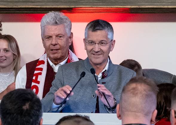Dieter Reiter (Oberbuergermeister der Stadt Muenchen) mit Herbert Hainer (Praesident, FC Bayern Muenchen) auf der Buehne im Sitzungssaal Empfang und Meisterehrung FC Bayern Muenchen Maenner und Frauen, Fussball, Bundesliga, Saison 2024 2025, 18.05.2025. Empfang und Meisterehrung FC Bayern Muenchen Maenner und Frauen, Fussball, Bundesliga, Saison 2024 2025, 18.05.2025. Muenchen Copyright: xEibner-Pressefoto FranzxFeinerx EP_HFR