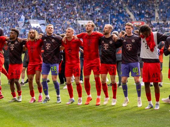 17.05.2025, Fussball 1. Bundesliga 2024 2025, 34. Spieltag, TSG 1899 Hoffenheim - FC Bayern München, In der Pre-Zero-Arena Sinsheim. Schlussjubel der Bayern nach dem Spiel. Josip Stanisic (Bayern München), Leroy Sane (Bayern München), Raphael Guerreiro (FC Bayern München), Michael Olise (FC Bayern München), Kingsley Coman (FC Bayern München), Sacha Boey (FC Bayern München), Torwart Daniel Peretz (FC Bayern München), Gabriel Vidovic (FC Bayern München), Harry Kane (FC Bayern München), Konrad Laimer (FC Bayern München), Torwart Jonas Urbig (FC Bayern München), Jonah Kusi-Asare (Bayern München),