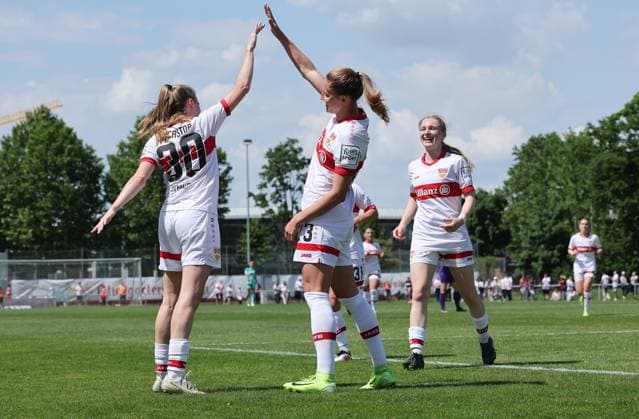 Stuttgart , Fußball Regionalliga Süd , VfB Stuttgart Frauen vs. TSV Schwaben Augsburg , von links: Joy Castor Julia Glaser ( VfB )