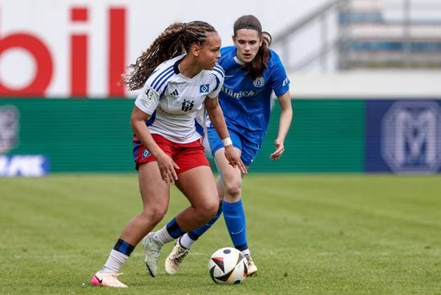 v.li.: Lisa Baum (Hamburger SV, 11) und Marie Bleil (SV Meppen, 7) im Zweikampf, Duell, Dynamik, Aktion, Action, Spielszene, DIE DFB-RICHTLINIEN UNTERSAGEN JEGLICHE NUTZUNG VON FOTOS ALS SEQUENZBILDER UND ODER VIDEOÄHNLICHE FOTOSTRECKEN. DFB REGULATIONS PROHIBIT ANY USE OF PHOTOGRAPHS AS IMAGE SEQUENCES AND OR QUASI-VIDEO., 18.05.2025, Meppen (Deutschland), Fussball, 2. Frauen-Bundesliga, SV Meppen - Hamburger SV