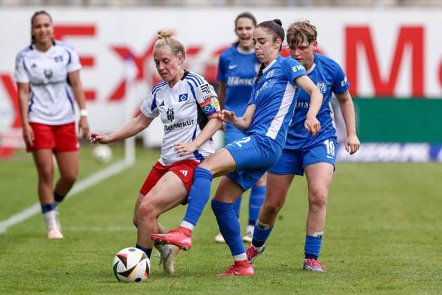 v.li.: Sarah Stöckmann (Hamburger SV, 22) und Virag Nagy (SV Meppen, 22) im Zweikampf, Duell, Dynamik, Aktion, Action, Spielszene, DIE DFB-RICHTLINIEN UNTERSAGEN JEGLICHE NUTZUNG VON FOTOS ALS SEQUENZBILDER UND ODER VIDEOÄHNLICHE FOTOSTRECKEN. DFB REGULATIONS PROHIBIT ANY USE OF PHOTOGRAPHS AS IMAGE SEQUENCES AND OR QUASI-VIDEO., 18.05.2025, Meppen (Deutschland), Fussball, 2. Frauen-Bundesliga, SV Meppen - Hamburger SV