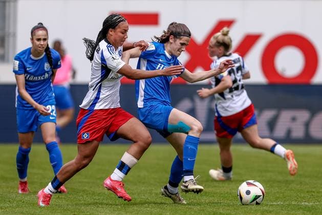 v.li.: Melina Krüger (Hamburger SV, 9) und Marie Bleil (SV Meppen, 7) im Zweikampf, Duell, Dynamik, Aktion, Action, Spielszene, DIE DFB-RICHTLINIEN UNTERSAGEN JEGLICHE NUTZUNG VON FOTOS ALS SEQUENZBILDER UND ODER VIDEOÄHNLICHE FOTOSTRECKEN. DFB REGULATIONS PROHIBIT ANY USE OF PHOTOGRAPHS AS IMAGE SEQUENCES AND OR QUASI-VIDEO., 18.05.2025, Meppen (Deutschland), Fussball, 2. Frauen-Bundesliga, SV Meppen - Hamburger SV