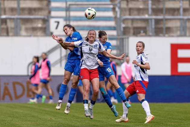 Sport Bilder des Tages v.li.: Marie Bleil (SV Meppen, 7), Victoria Schulz (Hamburger SV, 19) und Sonja Lux (SV Meppen, 15) im Kopfballduell, Kopfball, Zweikampf, Action, Aktion, Spielszene, DIE DFB-RICHTLINIEN UNTERSAGEN JEGLICHE NUTZUNG VON FOTOS ALS SEQUENZBILDER UND ODER VIDEOÄHNLICHE FOTOSTRECKEN. DFB REGULATIONS PROHIBIT ANY USE OF PHOTOGRAPHS AS IMAGE SEQUENCES AND OR QUASI-VIDEO., 18.05.2025, Meppen (Deutschland), Fussball, 2. Frauen-Bundesliga, SV Meppen - Hamburger SV