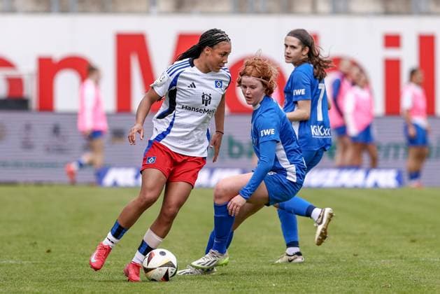v.li.: Lisa Baum (Hamburger SV, 11) und Lena Göppel (SV Meppen, 5) im Zweikampf, Duell, Dynamik, Aktion, Action, Spielszene, DIE DFB-RICHTLINIEN UNTERSAGEN JEGLICHE NUTZUNG VON FOTOS ALS SEQUENZBILDER UND ODER VIDEOÄHNLICHE FOTOSTRECKEN. DFB REGULATIONS PROHIBIT ANY USE OF PHOTOGRAPHS AS IMAGE SEQUENCES AND OR QUASI-VIDEO., 18.05.2025, Meppen (Deutschland), Fussball, 2. Frauen-Bundesliga, SV Meppen - Hamburger SV