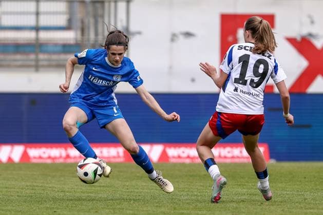 v.li.: Marie Bleil (SV Meppen, 7) und Victoria Schulz (Hamburger SV, 19) im Zweikampf, Duell, Dynamik, Aktion, Action, Spielszene, DIE DFB-RICHTLINIEN UNTERSAGEN JEGLICHE NUTZUNG VON FOTOS ALS SEQUENZBILDER UND ODER VIDEOÄHNLICHE FOTOSTRECKEN. DFB REGULATIONS PROHIBIT ANY USE OF PHOTOGRAPHS AS IMAGE SEQUENCES AND OR QUASI-VIDEO., 18.05.2025, Meppen (Deutschland), Fussball, 2. Frauen-Bundesliga, SV Meppen - Hamburger SV