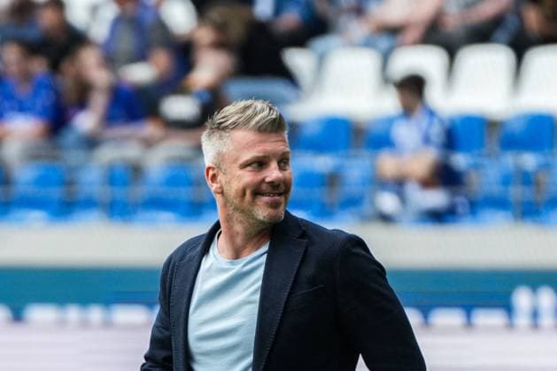2. Fussball Bundesliga, Karlsruher SC - SC Paderborn 07, 18.05.2025 ?ukasz Kwasniok (SC Paderborn 07 Trainer) der vor dem Spiel des Fanblock begrüßt 2. Fussball Bundesliga, Karlsruher SC - SC Paderborn 07; BBBank Wildpark Karlsruhe, 18.05.2025 DFB DFL REGULATIONS PROHIBIT ANY USE OF PHOTOGRAPHS AS IMAGE SEQUENCES AND OR QUASI-VIDEO.