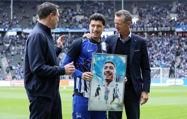 Sportdirektor Benjamin Weber, Verabschiedung Ibrahim Maza, Geschäftsfüher Thomas E. Herrich Fußball Fussball DFL 2.Bundesliga Herren 34. Spieltag Saison 2024 2025 18.05.2025 Hertha BSC Berlin vs. Hannover 96 DFL regulations prohibit any use of photographs as image sequences and or quasi-video