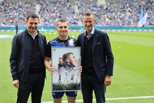 2. Fußball Bundesliga, Hertha BSC - Hannover 96 Verabschiedung, Jonjoe Kenny (Hertha BSC Berlin 16), während der Begegnung in der 2. Fußball Bundesliga, Hertha BSC - Hannover 96 in Berlin, Olympiastadion, am 18.05.2025. DFB regulations prohibit any use of photographs as image sequences and or quasi video.