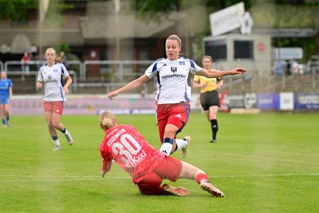 Fußball I Frauen I Saison 2024-2025 I 2. Bundesliga I 26. Spieltag I SV Meppen - Hamburger SV I 18.05.2025 Christin Meyer (16, Hamburger SV) hinter Carla Mia Steenken (30, SV Meppen 1912 e.V.) Meppen Hänsch-Arena Niedersachsen Deutschland Copyright: xLobeca FelixxSchlikisx