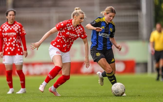 GER, Mainz, FSV Mainz 05 vs 1. FC Saarbrücken, Regionalliga, Fussball, DFB, Spielzeit 2024 2025, Bruchwegstadion, 21. Spieltag, im Bild v.l.: Chiara Bouziane (FSV Mainz 05 10), Larissa Theil (FC Saarbrücken 10) DFB DFL REGULATIONS PROHIBIT ANY USE OF PHOTOGRAPHS AS IMAGE SEQUENCES AND OR QUASI-VIDEO, 17.05.2025, Copyright: HMBxMedia HendrikxHamelau