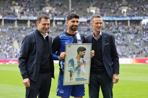 2. Fußball Bundesliga, Hertha BSC - Hannover 96 Verabschiedung, Abschied, Andreas Bouhalakis (Hertha BSC Berlin 5), während der Begegnung in der 2. Fußball Bundesliga, Hertha BSC - Hannover 96 in Berlin, Olympiastadion, am 18.05.2025. DFB regulations prohibit any use of photographs as image sequences and or quasi video.