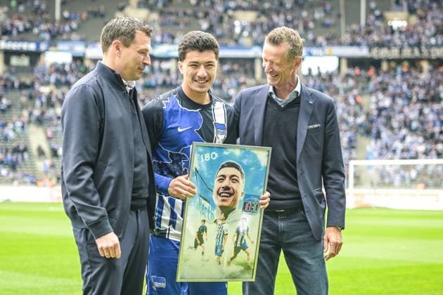 Fussball 2.Bundesliga, Hertha BSC Berlin - Hannover 96 18.05.2025, xdanx, Fussball 2.Bundesliga, Hertha BSC Berlin - Hannover 96 emspor, v.l. Benjamin Weber (Hertha BSC Sportdirektor), Ibrahim Maza (Hertha BSC), Thomas E. Herrich (Hertha BSC Geschaeftsfuehrer), Verabschiedung (DFL DFB REGULATIONS PROHIBIT ANY USE OF PHOTOGRAPHS as IMAGE SEQUENCES and or QUASI-VIDEO) Daniel Lakomski Mix1 Berlin Olympiastadion Berlin Deutschland (DEU)