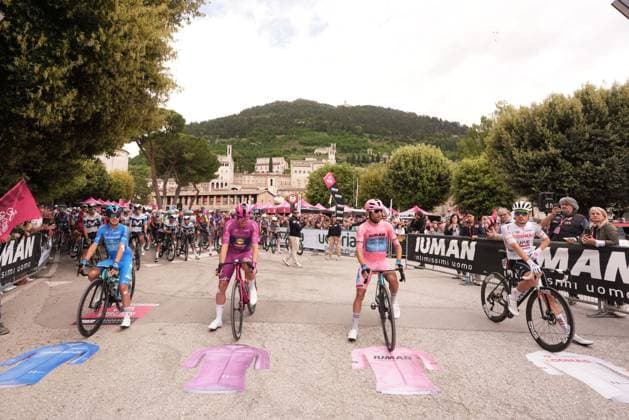 The pack at the stage 9 of the Giro d™Italia from Gubbio to Siena, Italy - Sunday, May 18, 2025. - cycling.  Copyright: xMassimoxPaolone Lapressex